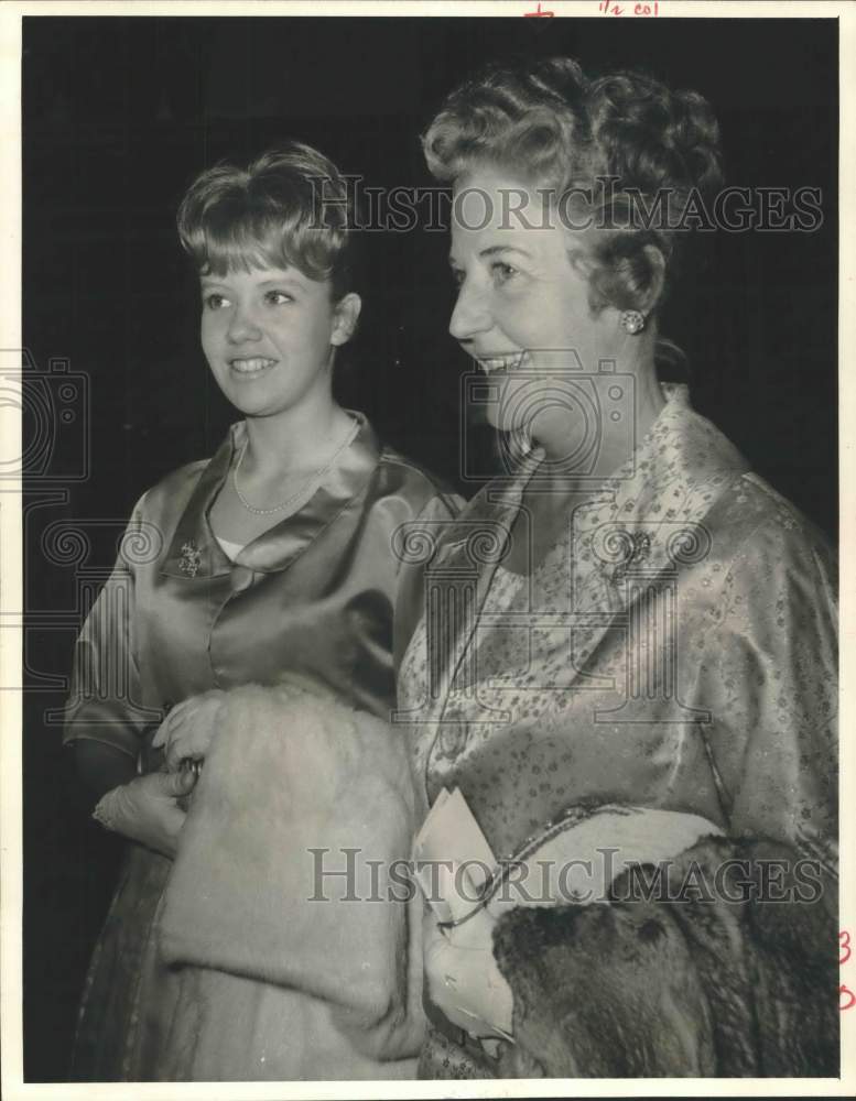 1962 Press Photo Actress Hayley Mills & her mother, playwright Mary Hayley Bell - Historic Images
