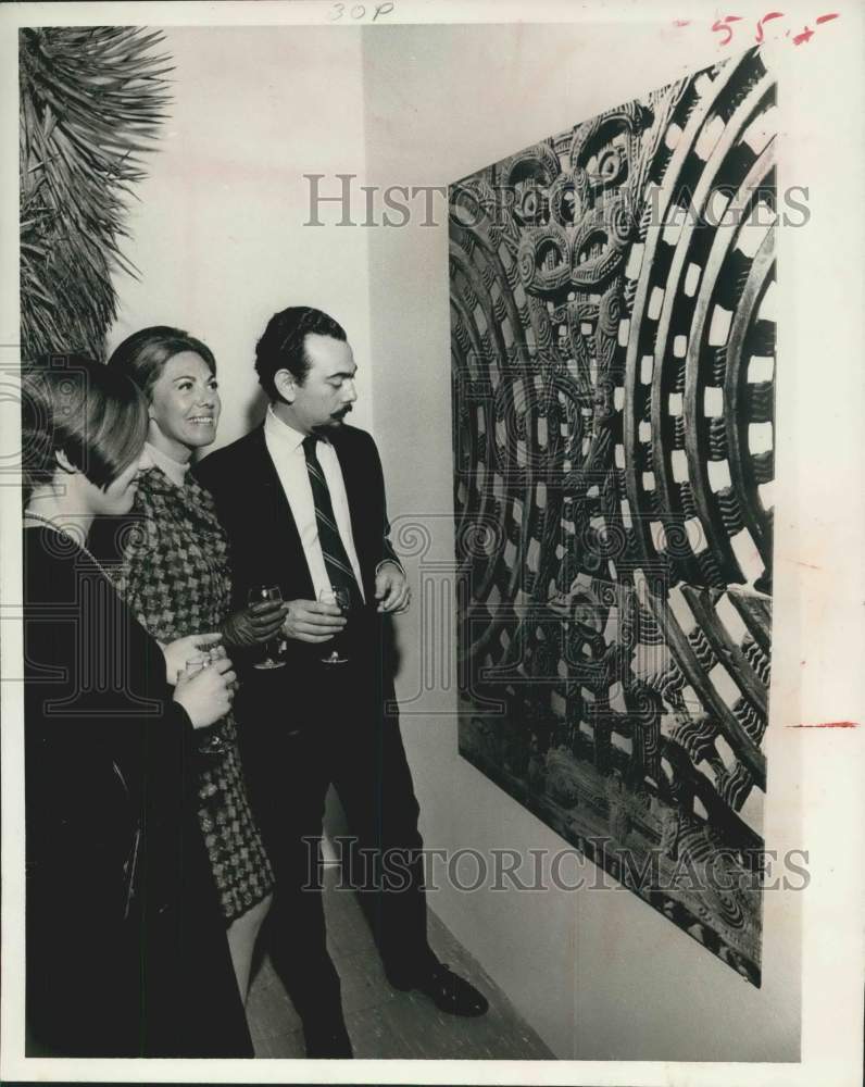 1968 Press Photo Mrs. Mino Badner, Mrs. Bernard Wolf, Mino Badner at art exhibit - Historic Images