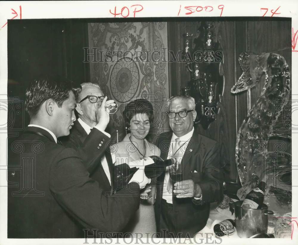 1969 Press Photo Group drinks wine before Escoffier dinner - Historic Images