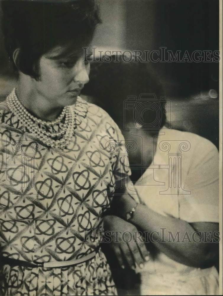 1964 Press Photo Laura Alvarado goes to jail, mom Ruth Melcer hangs on to arm - Historic Images