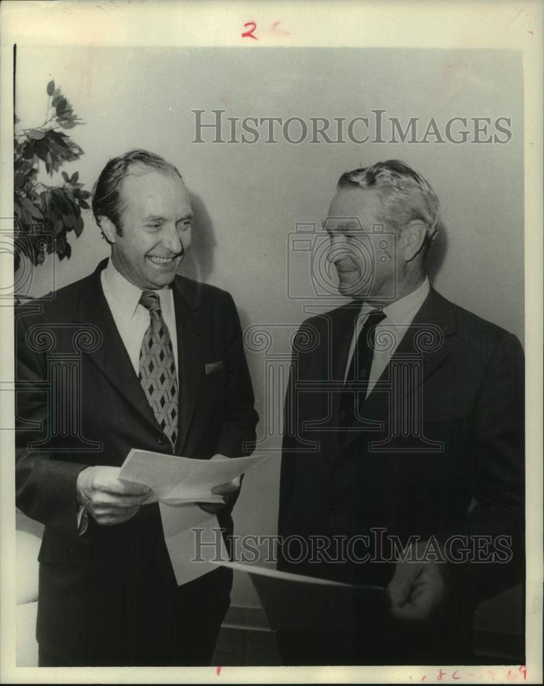 1971 Press Photo Harry Bridges and Gerald Burton, Shell officials - Historic Images
