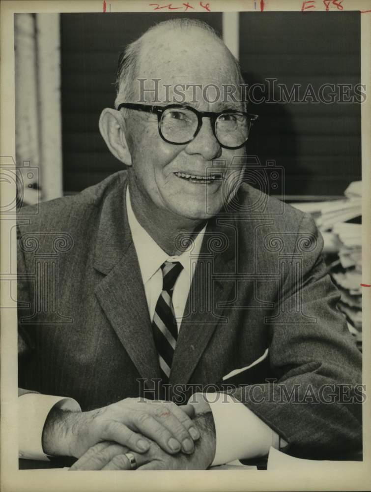 1961 Press Photo Maurice S. Bright - Refreshing Rebel - Historic Images