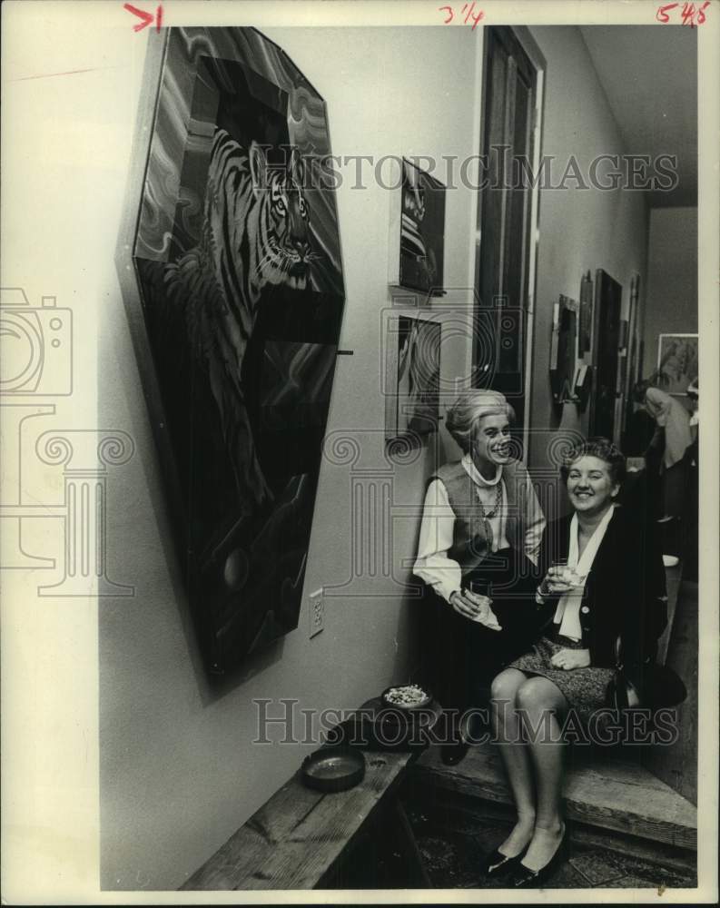 1970 Press Photo Mrs. Sebastian Adler and Mrs. Henri Muth at gallery opening - Historic Images