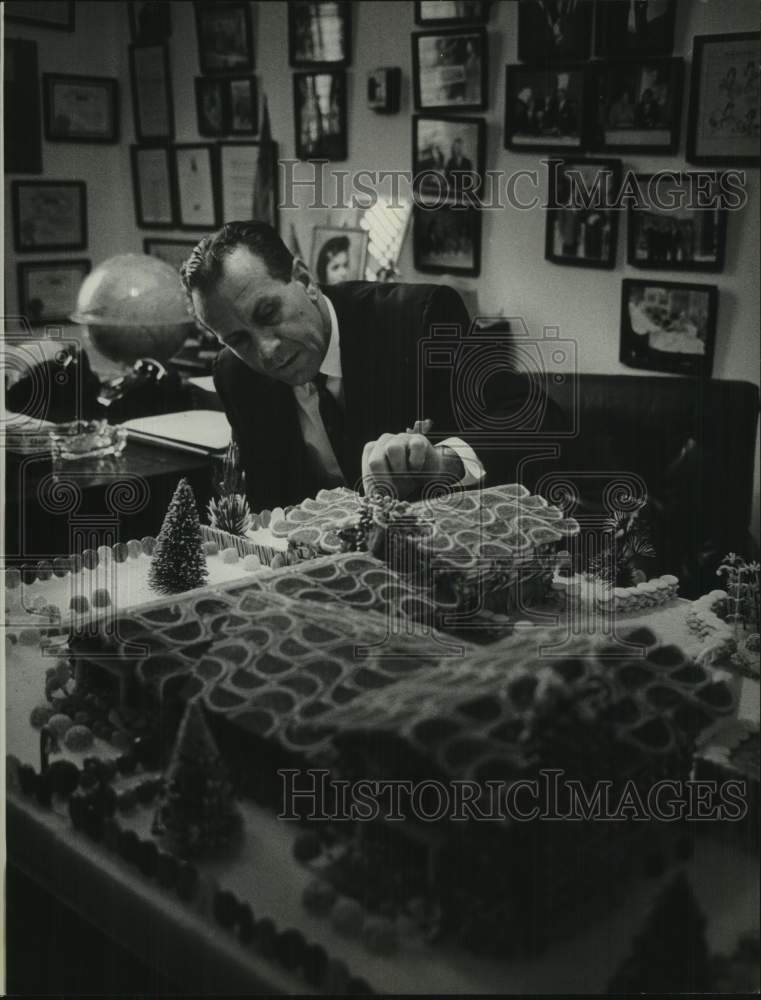 1964 Press Photo Bruce Alger, Texas congressman with gingerbread house - Historic Images