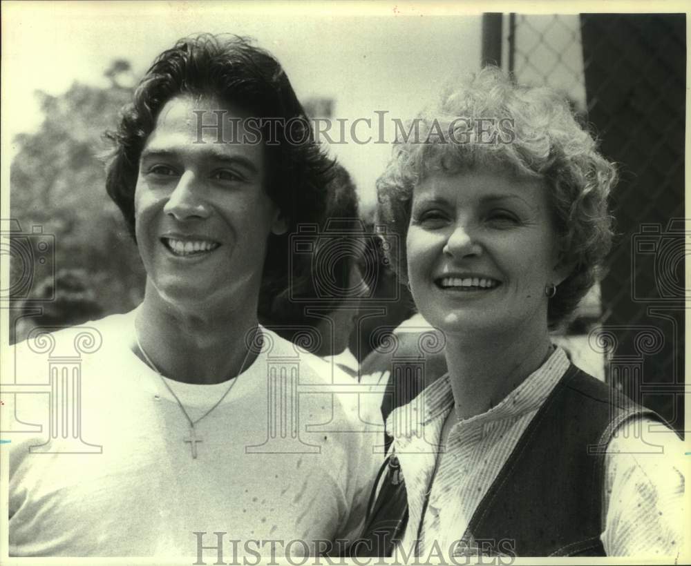 1979 Press Photo Actor Fernando Allende with co-star - Historic Images