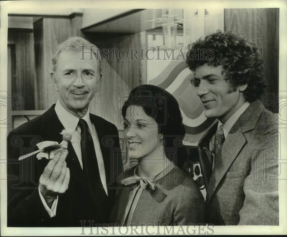 1969 Press Photo Actor Jack Albertson with others - Historic Images