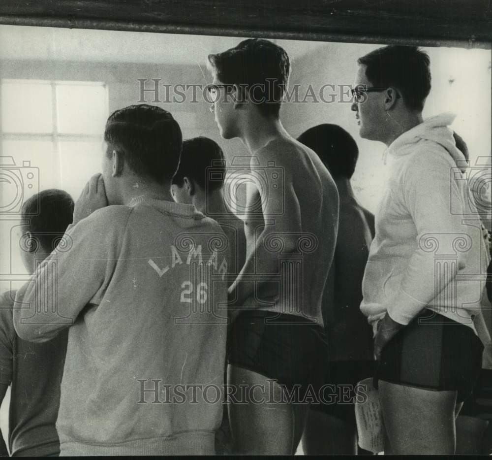 1963 Press Photo Lamar swimmers watch Kris Brown break his own record.- Historic Images