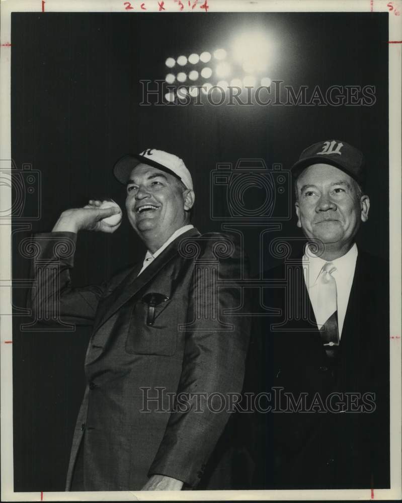 1963 Press Photo Joe Kelly Butlers throws pitch; J.W. McCullough watches- Historic Images