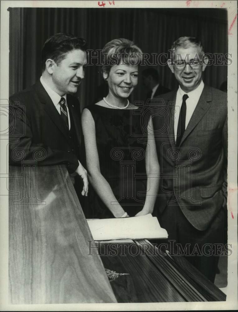 1966 Press Photo Mr. &amp; Mrs. Al Busse, Bill Ruder at Warwick farewell party - Historic Images