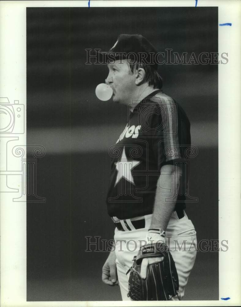 1990 Press Photo Chronicle staffer Rich Burk blows bubbles like a pro. - Historic Images