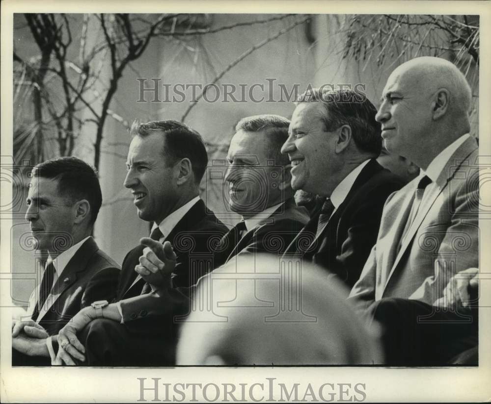 1969 Press Photo Engineer Frank Borman and Professionals, Outdoor Event - Historic Images