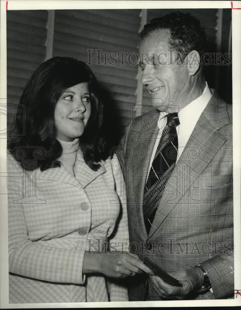 1975 Press Photo Leroy J. Gloger of 100 Club Gives Cindy Bamsch Check, Houston - Historic Images