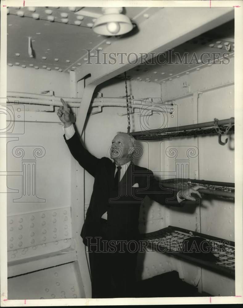 1962 Press Photo Campbell points out hammock hooks during tour aboard the Texas - Historic Images