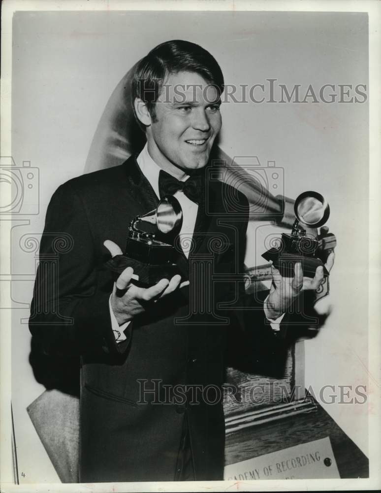 1968 Press Photo Singer Glen Campbell Holding his two Grammy Awards - Historic Images