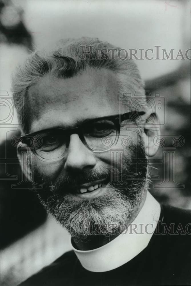 1971 Press Photo Father Robert Capon, author - Historic Images