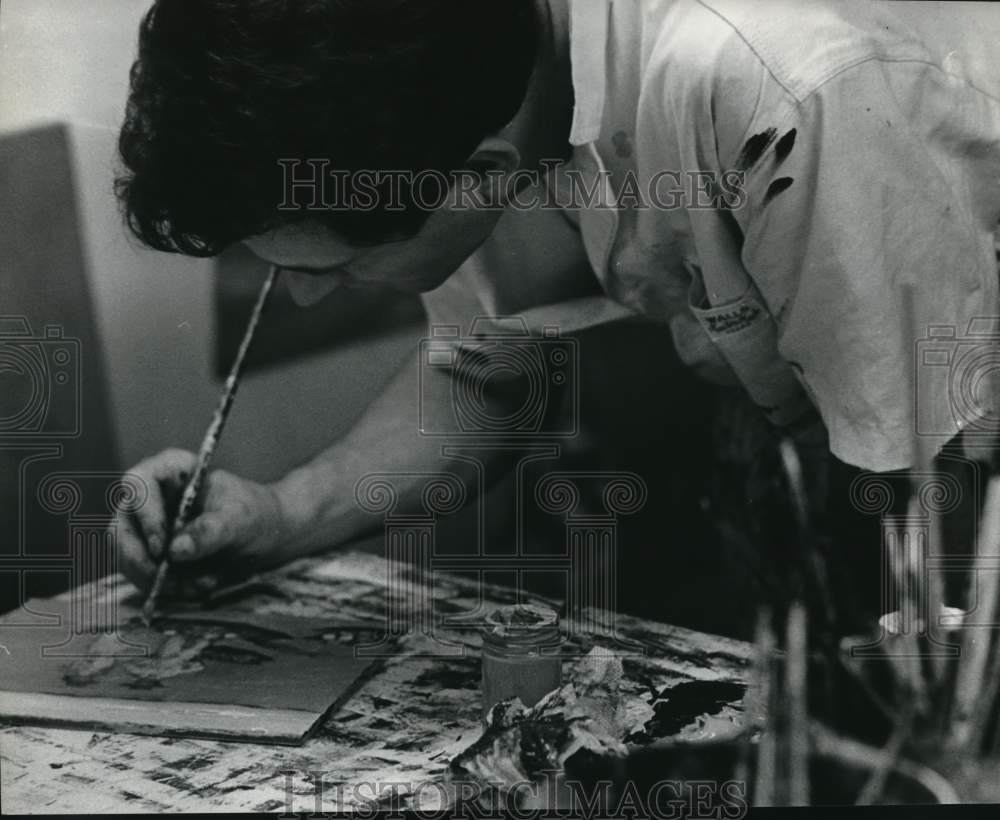 1969 Press Photo Artist Lamar Briggs painting in studio - Historic Images