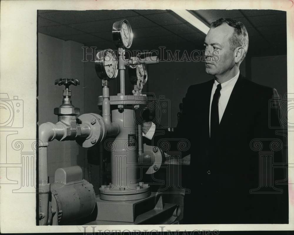 1966 George W. Albritton displays anti-water pollution device-Historic Images