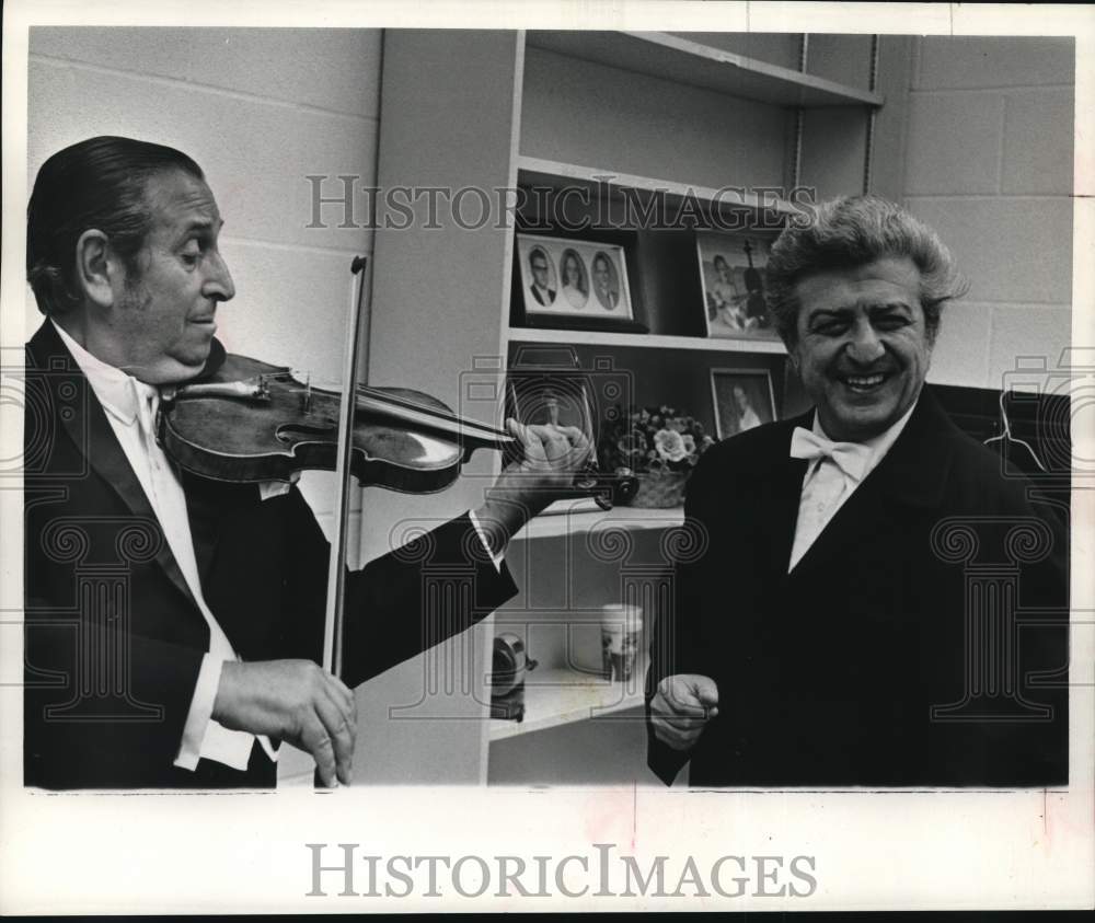 1973 Press Photo John Corigliano plays violin, Victor Alessandro laughs - Historic Images