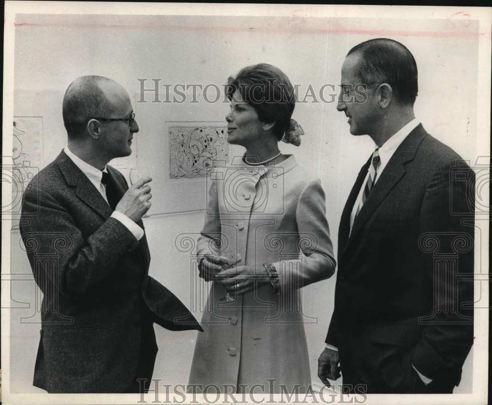 1967 Press Photo Artist Pierre Alechinsky, The Douglas Johnstons at art museum - Historic Images