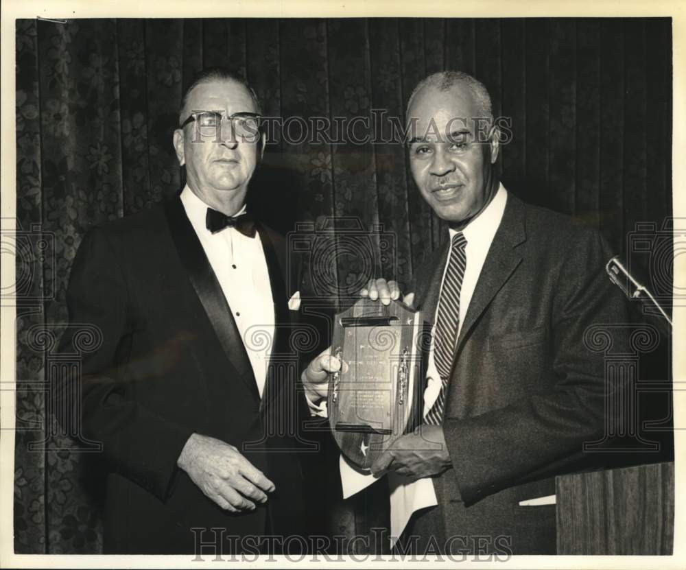 1968 Press Photo Roy Wilkins and Vice President W.W. Bryan of Humble Oil Company - Historic Images