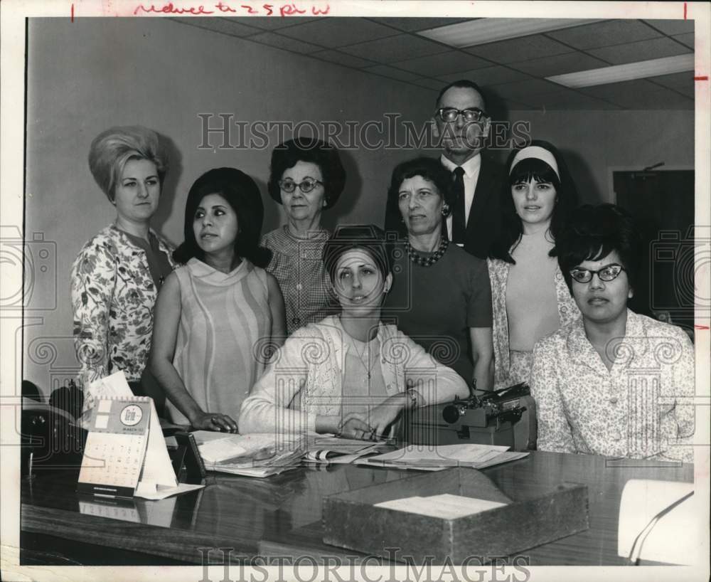 1967 Press Photo Houston Chronicle Display and Circulation staff - Historic Images