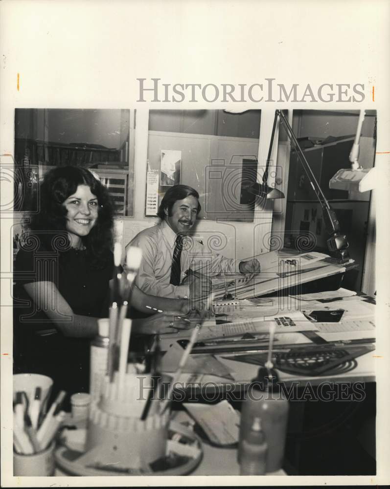 1972 Press Photo Janet Christopherson, Larry Noble working at Houston Chronical - Historic Images