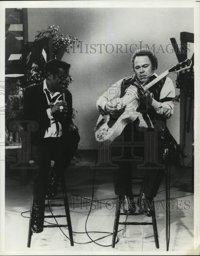 1982 Press Photo Country music sensation Roy Clark with singer Sammy Davis, Jr.- Historic Images