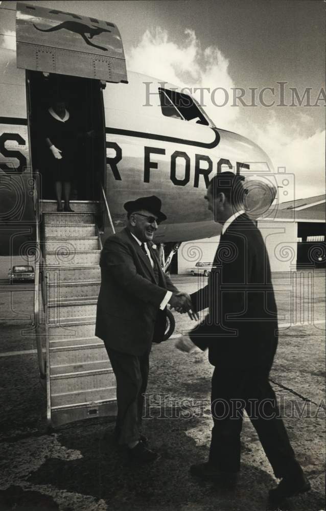 1966 Press Photo William Wieland Greets Ambassador Edward Clark in Melbourne - Historic Images