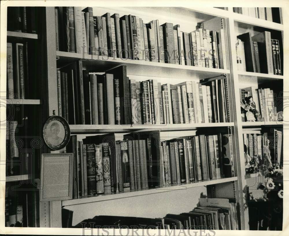 1965 Press Photo Edward A. Clark&#39;s large law library with several hundred books. - Historic Images