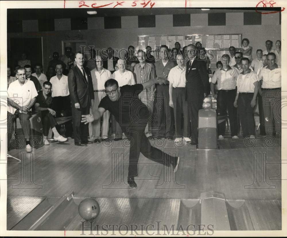 1963 Press Photo Rt. Rev. Msgr. John J. Cassata bowls; crowd watches - hca80127- Historic Images