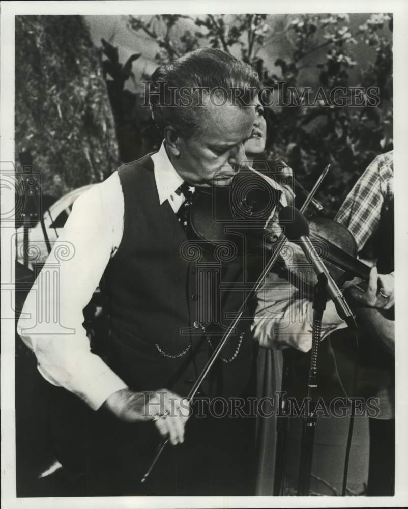 1979 Press Photo Senator Robert Byrd plays fiddle on &quot;Hee Haw&quot; season premiere- Historic Images