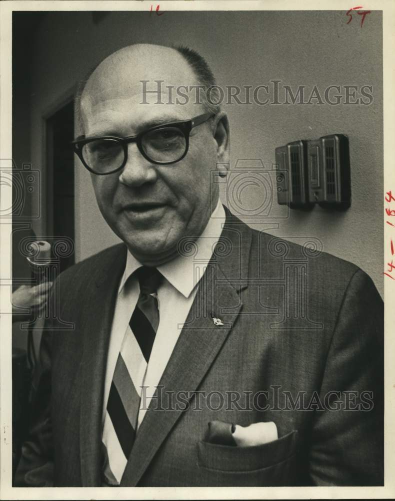 1969 Press Photo J.W. Chandler, Grand Jury Foreman after talking to reporters - Historic Images