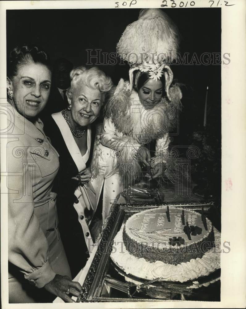 1969 Press Photo Surprise Birthday Party at Ice Capades Show, Houston, Texas- Historic Images