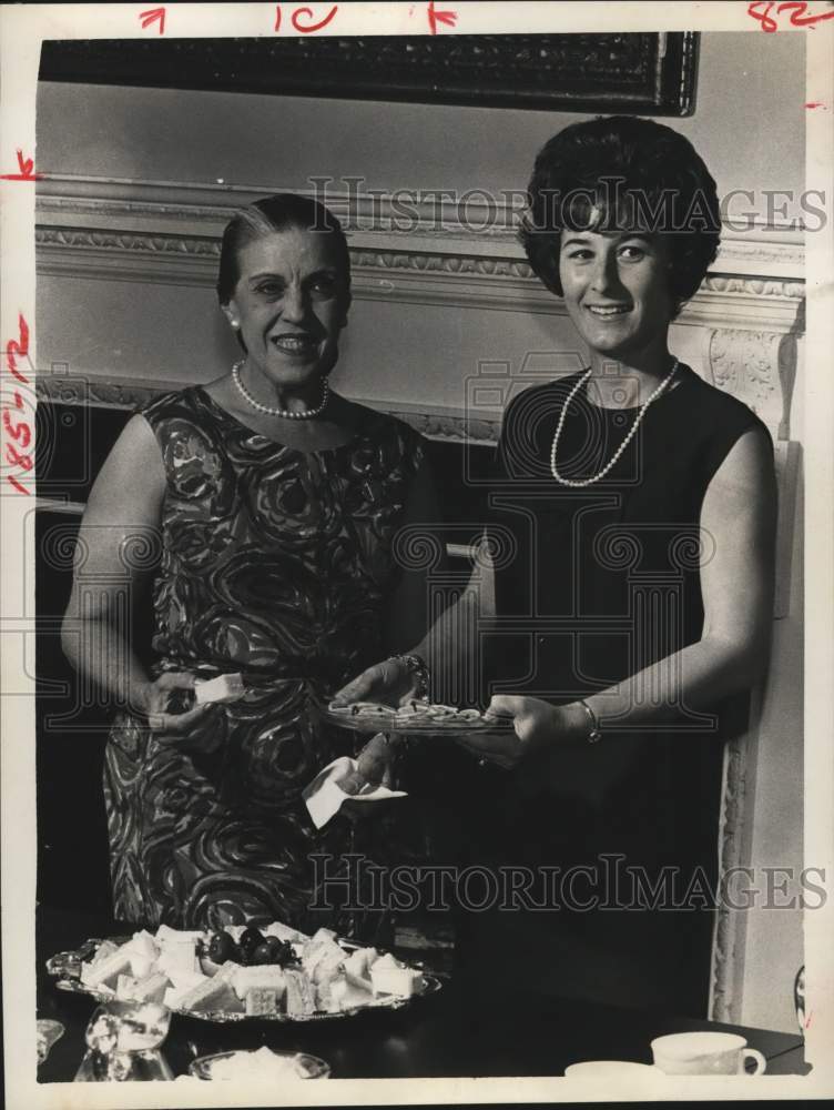 1967 Press Photo ARCS President Mrs. C.Milo Abercrombie with Mrs. T.W. Mohle Jr. - Historic Images
