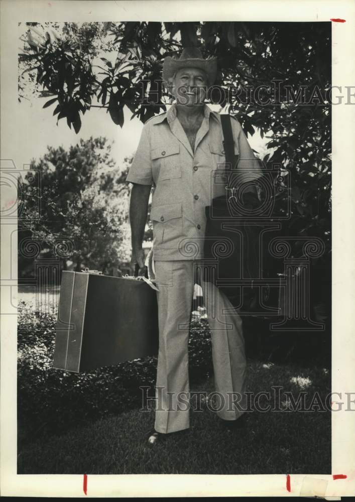 1981 Press Photo Bob Brister, Houston Chronicle staff member with packed bags- Historic Images