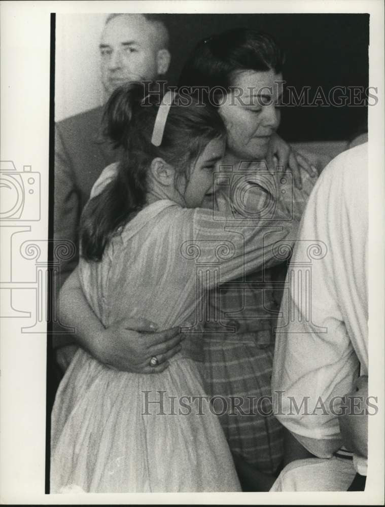 1965 Press Photo Mrs. Erwin Chappell comforts daughter Laura - Houston - Historic Images