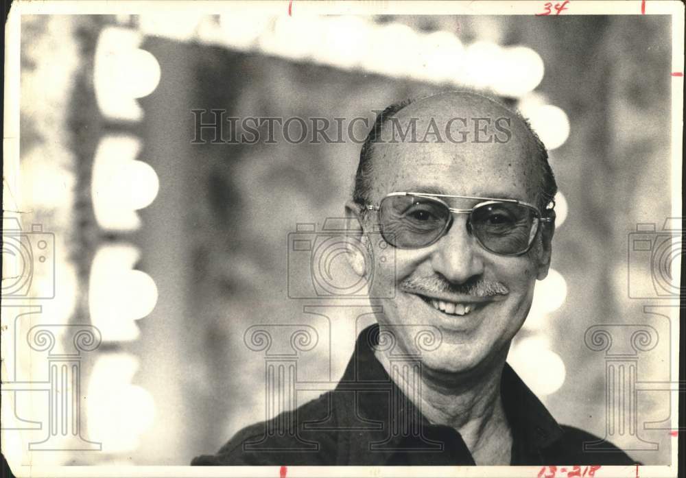 1974 Press Photo Lyricist Sammy Cahn in His Dressing Room in New York - Historic Images