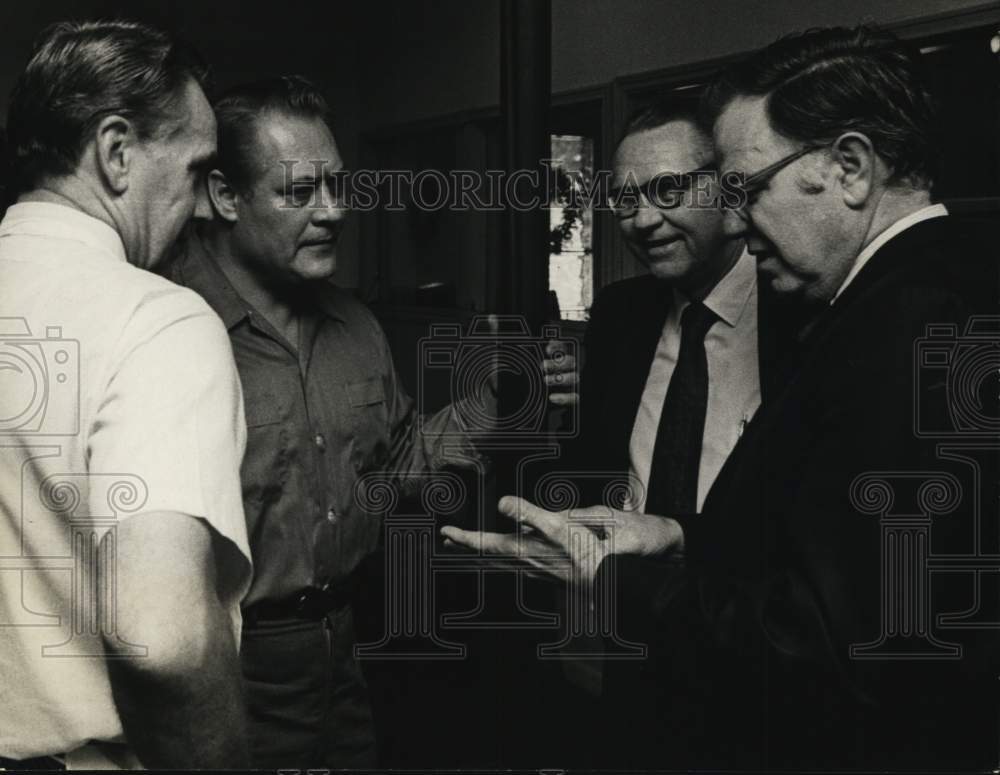 1971 Press Photo Jesus (Cyclone) Anaya at his restaurant with customers. - Historic Images