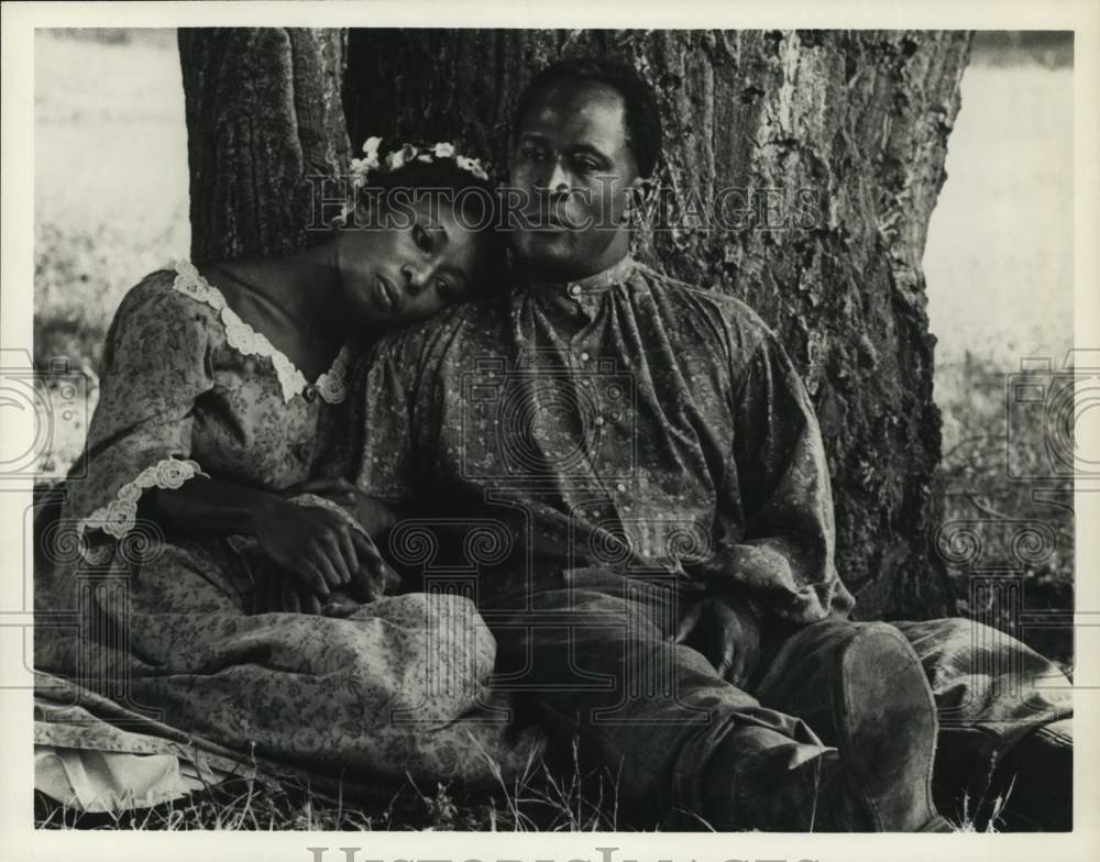 1978 Press Photo "Roots" actors John Amos (Kunta Kinte) & Madge Sinclair (Bell) - Historic Images