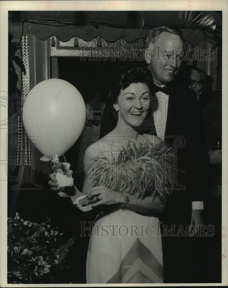 1968 Press Photo Dr. Denton Cooley & Mrs. Horace Robbins at a Junior League show - Historic Images