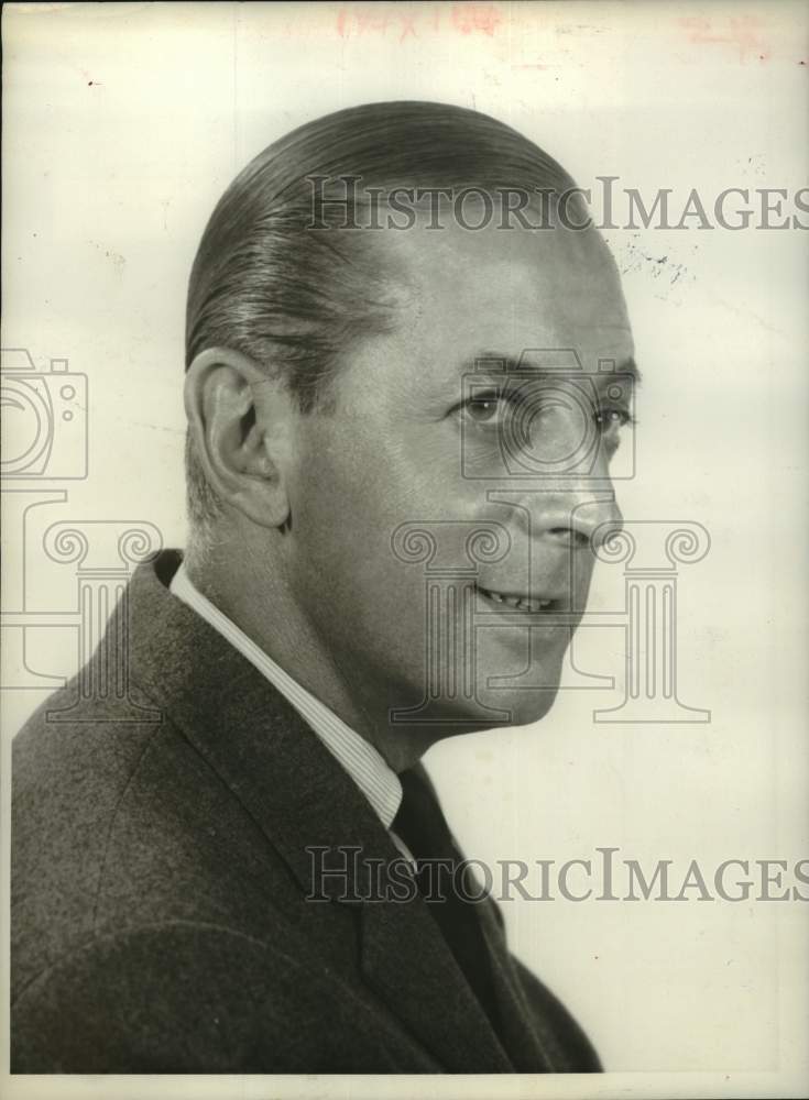 1956 Press Photo Alistair Cooke - Historic Images