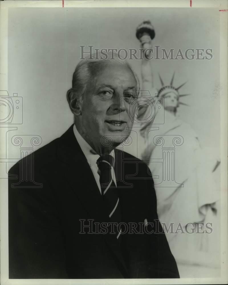 1973 Press Photo Alistair Cooke with Statue of Liberty Image - Historic Images