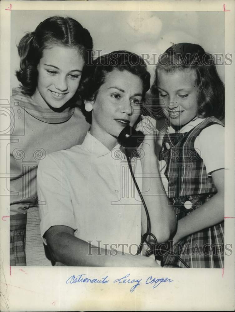 1962 Press Photo Astronaut Leroy Cooper's wife and daughters. - Historic Images