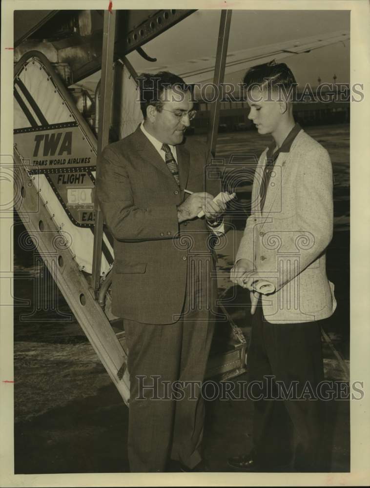 1957 Press Photo Houston Chronicle's Frank Cortese interviews young man at plane - Historic Images