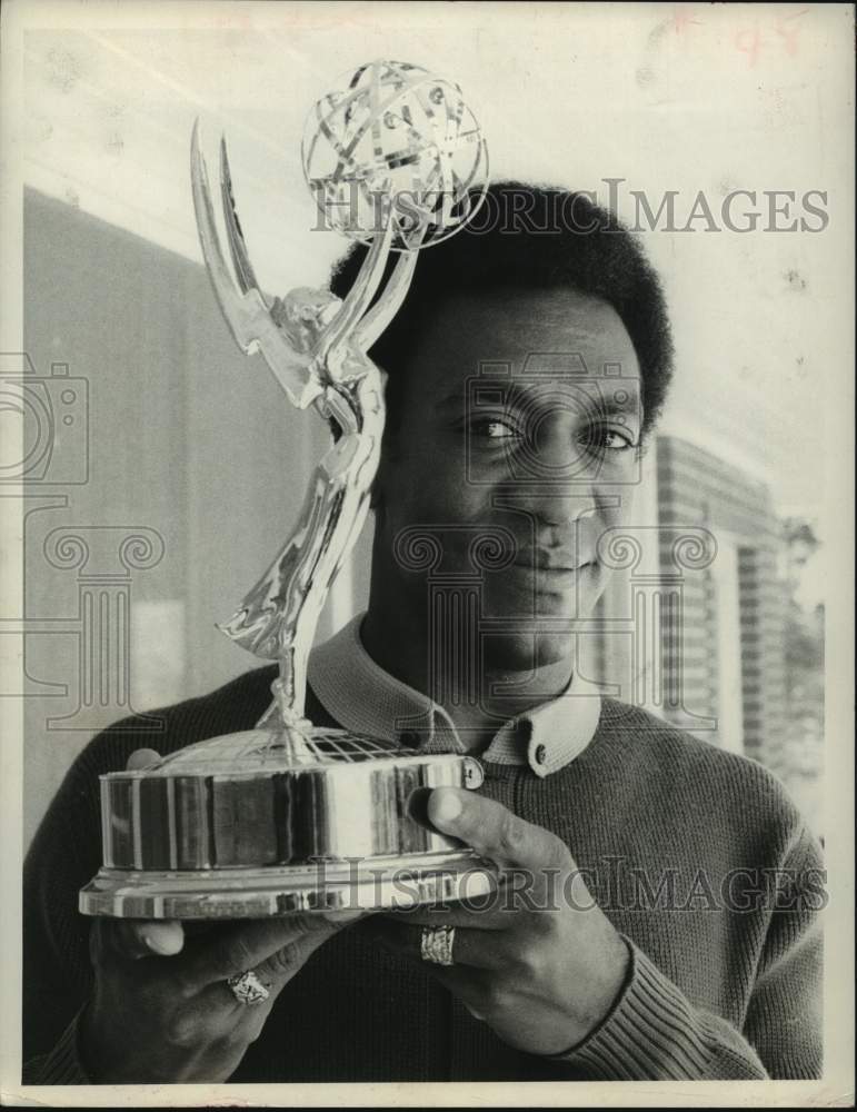 1969 Press Photo Bill Cosby holding Emmy award - Historic Images