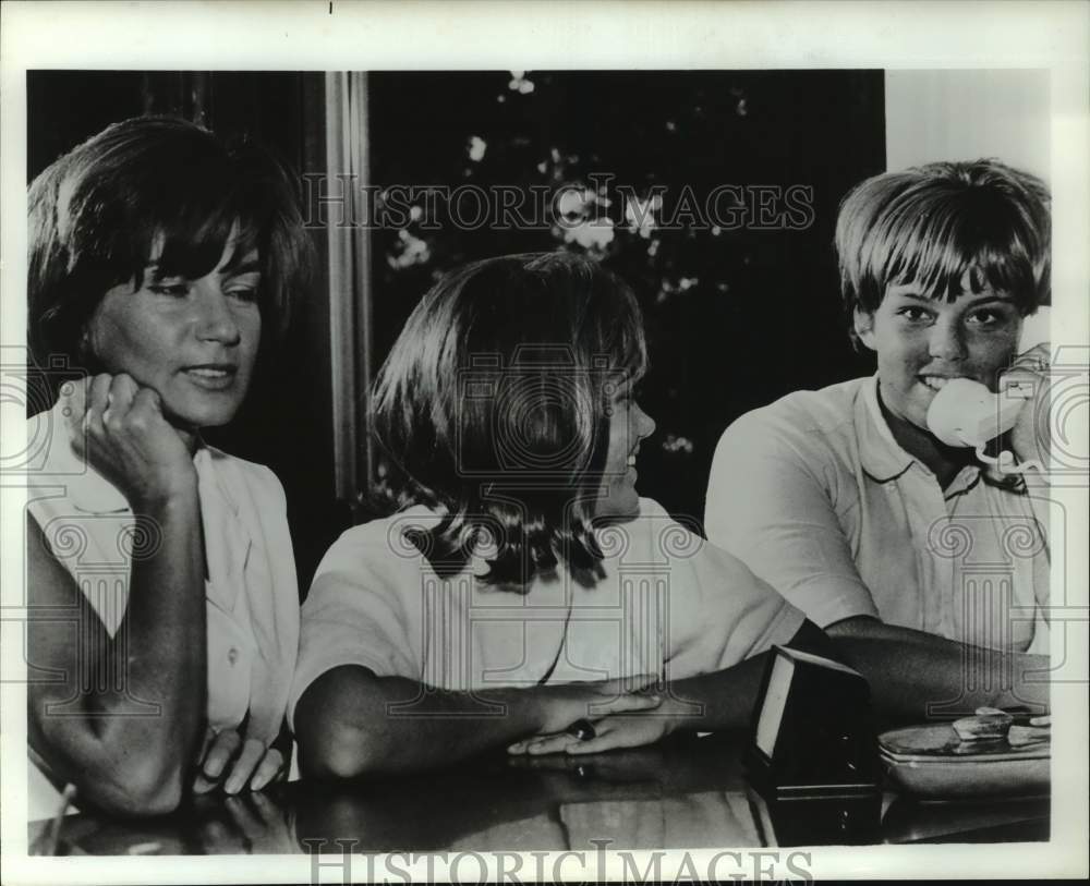 1965 Press Photo Astronaut Cooper's wife Trudy and daughters Janita & Camala - Historic Images