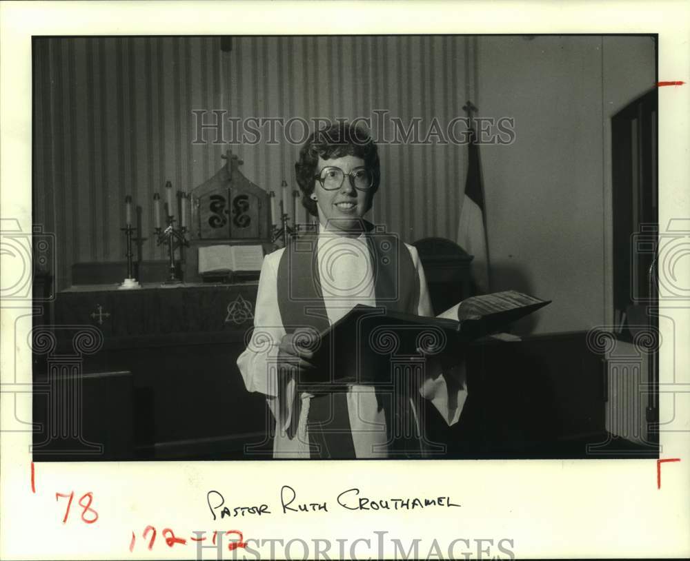 1983 Press Photo Lutheran Reverend Ruth Crouthamel at Her Innercity Altar - Historic Images