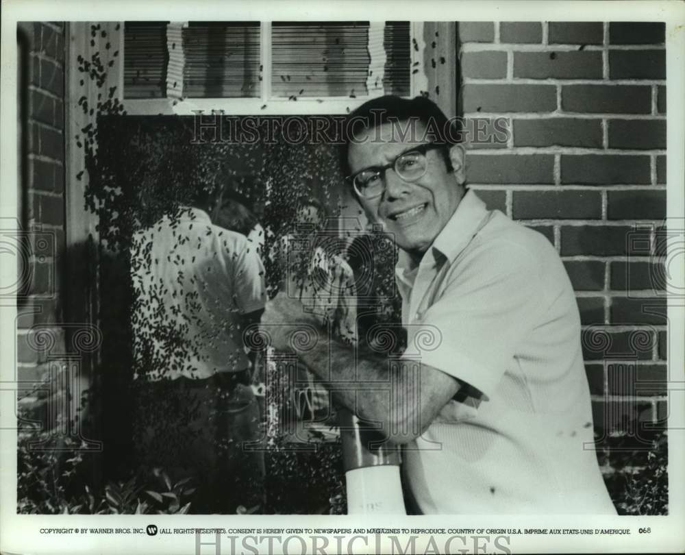 1978 Press Photo &quot;The Swarm&quot; movie producer Irwin Allen with bees - hca83167- Historic Images