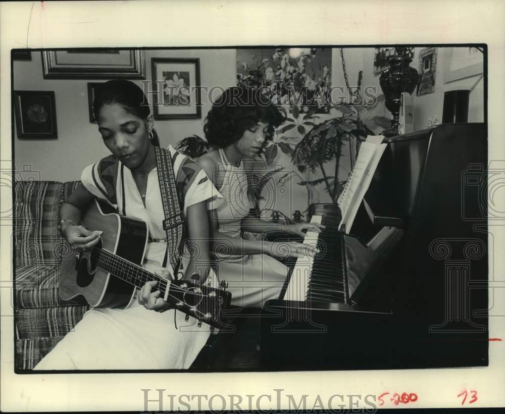 1978 Press Photo LaRetta and LaNetta Collier Play Piano and Guitar at Home- Historic Images