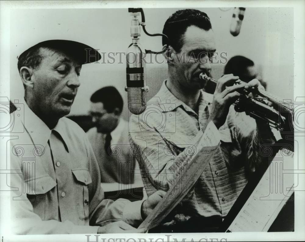 1988 Press Photo Bing Crosby sings in recording studio with musicians - Historic Images